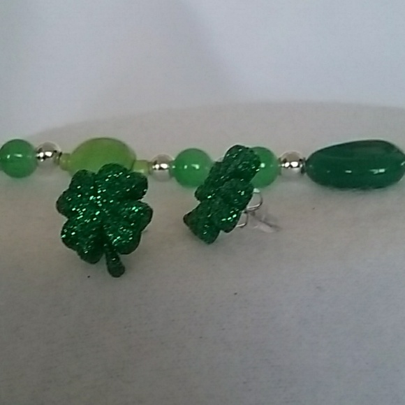 Glitter four leaf clover post earrings - Picture 2 of 3